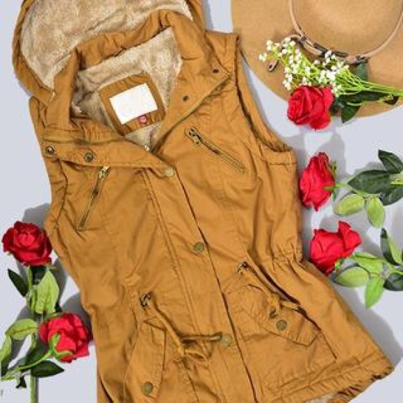 Hooded Fur-lined Utility Vest - Picture 5 of 5